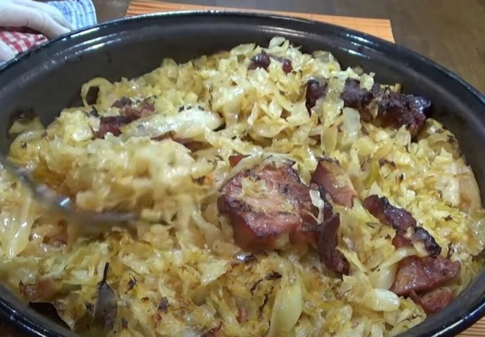 SIPAJTE 1 STVAR U KUPUS RIBANAC I NAPRAVITE NAJBOLJI PODVARAK DO SADA: Starinsko jelo puno MESA koje SVI MNOGO VOLE!