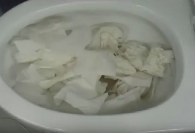 Ako imate začepljenu WC školjku - samo učinite jednu stvar: nikad vam više neće trebati majstor! Kako nismo znali prije?