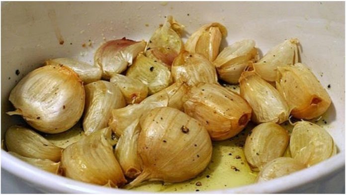 NEVJEROVATNA MOĆ PRŽENOG BIJELOG LUKA: Pojedite ih nekoliko i nećete vjerovati šta se dešava sa vašim tijelom narednih 6 sati…