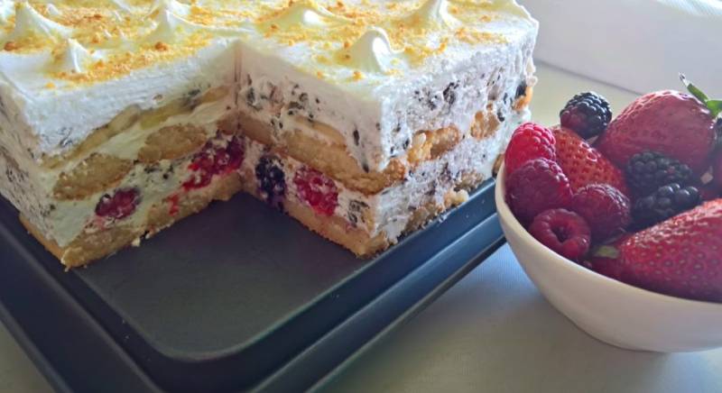 NE PEČE SE I NE KUHA: VOĆNI KOLAČ SA PIŠKOTAMA ZA 15 MINUTA