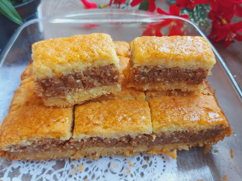 KOLAČ SA ORASIMA PO BAKINOM RECEPTU! Sočan i pun ukusnog fila, prste da poližeš!