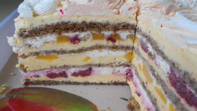 Napravite nezaboravnu Moskva tortu - kremastu i voćnu poslasticu koju ćete pojesti u tren oka!