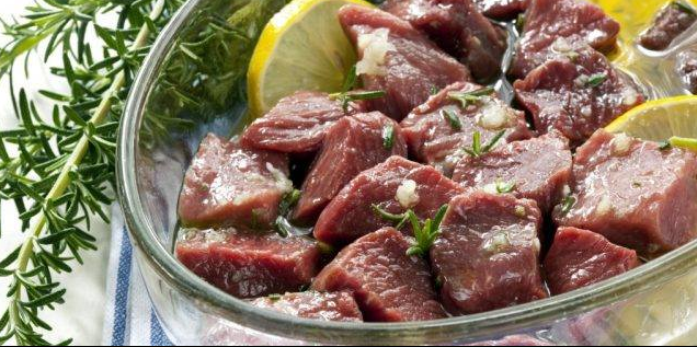 MARINIRANJE MESA…DA BI BILO MEKANO I SOČNO POSLUĐITE SE OVIM TRIKOVIMA