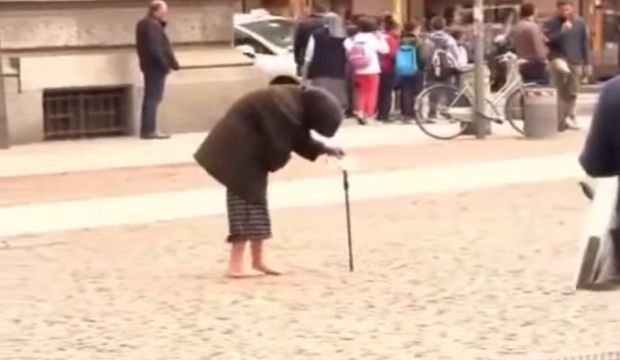 (VIDEO) Snimali su prosjakinju kako satima bosa prosjači, a onda se šokirali kada su vidjeli što je učinila!