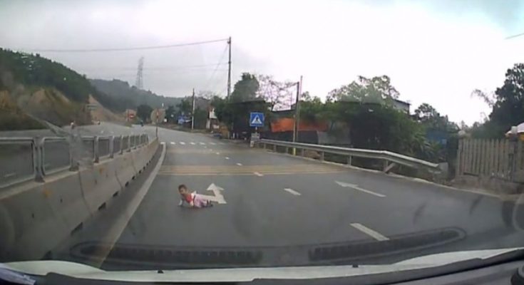 VOZAČ SE ŠOKIRAO KADA JE UGLEDAO BEBU KAKO PUŽE PO AUTOCESTI (VIDEO)