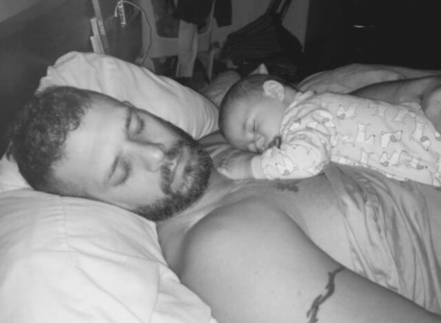 (VIDEO) Pronašao je dvije bebe u smeću i donio ih je kući, a onda je njegova žena ugledala nešto strašno!