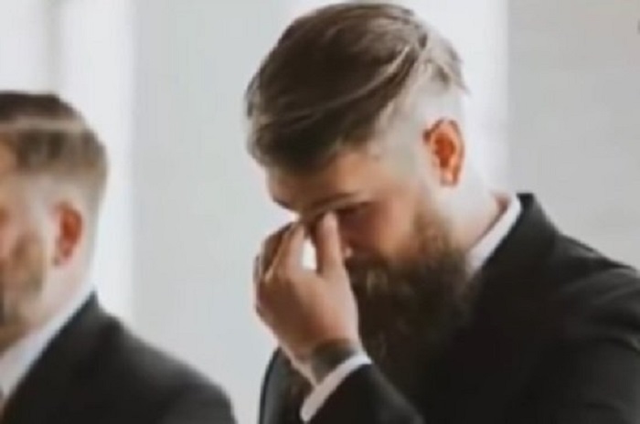 Mladoženja se udaljio da popuši cigaru, a kad je prošao pored žbuna, primijetio je mladu u društvu konobara. Priča o njegovoj reakciji i danas se prepričava.