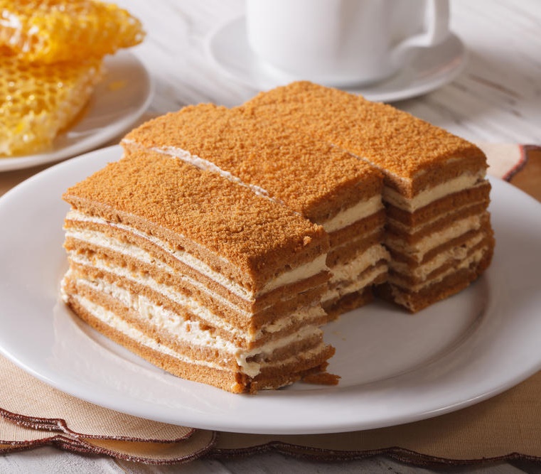 OVAJ KOLAČ JE BROJ JEDAN U MOJOJ PORODICI – MEDENA PITA