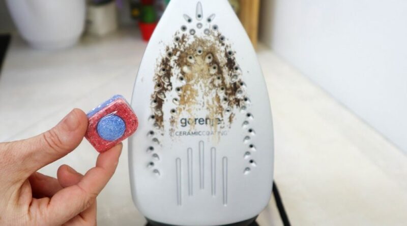 Očistite svoju peglu za samo 30 sekundi: "Veoma sam sretna što mogu podijeliti trik koji sam otkrila danas"