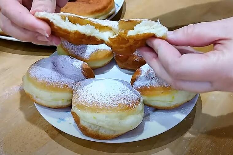 NAJMEKŠE KROFNE SA KISELOM VODOM: Peku se na masti, šupljikave su i sočne, a ukus je fantastičan