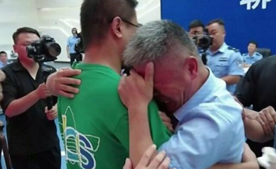 Pronašao otetog sina kog je tražio 24 GODINE: Reakcija kada ga je ugledao ne može da se opiše (VIDEO)