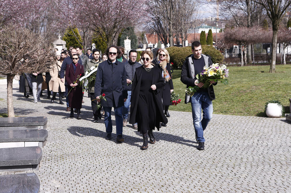 ĐINĐIĆI DOŠLI NA GROBLJE, SIN NOSIO CVEĆE, RUŽICA SVA U CRNOM: 20 godina od ubistva, Luka je sad čovek od 30 i ovako izgleda FOTO