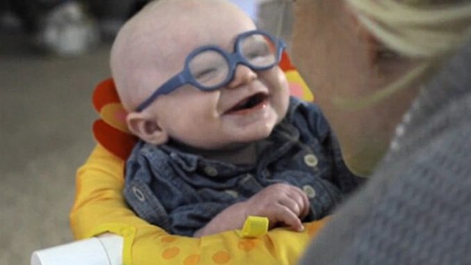 Ovaj mališan je prvi put ugledao svoju majku, a njegova reakcija će vam rastopiti srce!