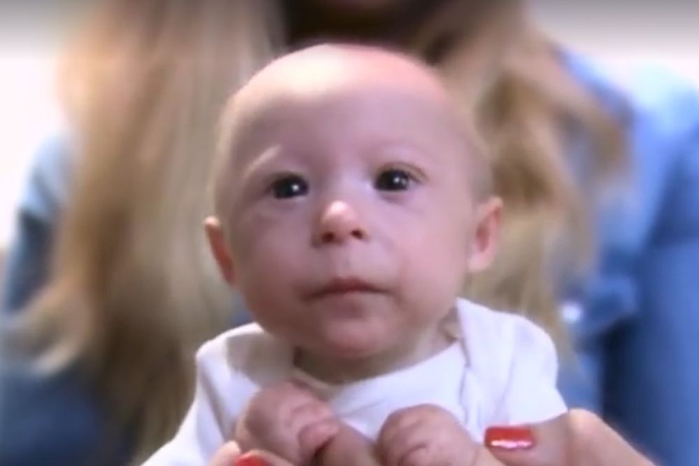 NOSI ODEĆU ZA LUTKE KOLIKO JE MALEN: Matju ima 7 meseci i samo 1,6 kilograma, ali je pravi HEROJ!