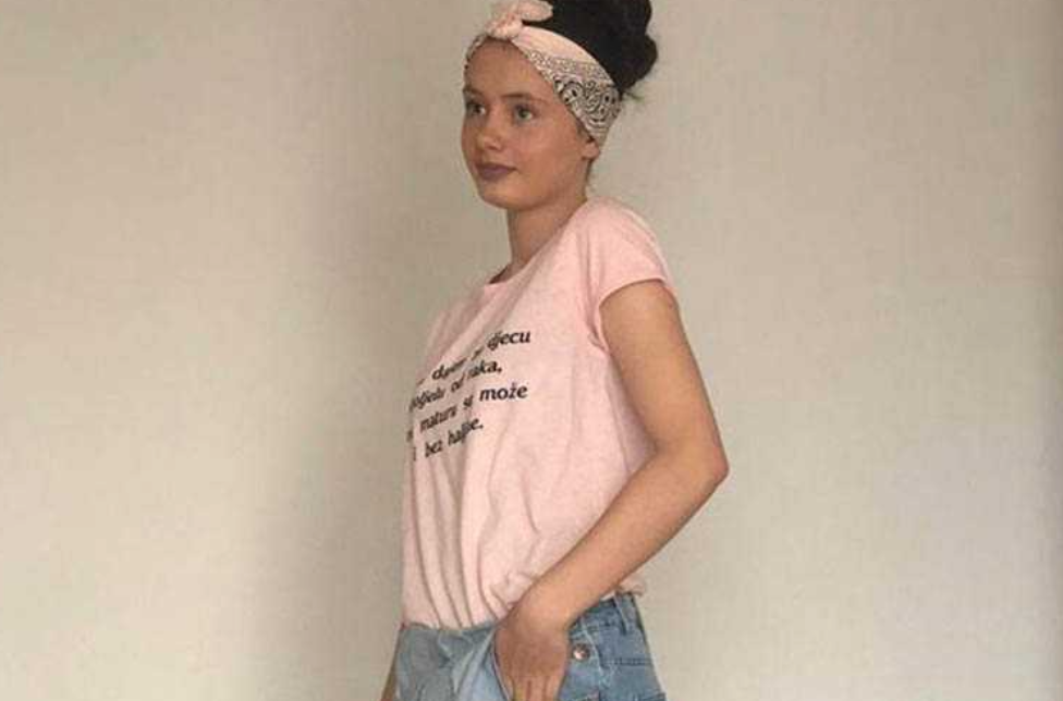 MATURANTKINJA bez pratnje jer nije imala odjeću za maturu: Maturantica je žestoko ismijana jer je nosila majicu i traperice na maturi iako je imala HUMAN RAZLOG za to (foto)