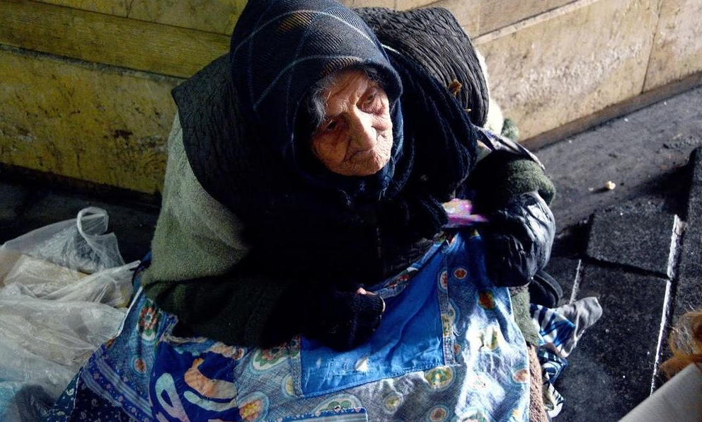 BAKA IZ VALJEVA JEDVA SKUPILA SITNIŠ ZA BAJATI HLJEB: Svi su se smijali, a onda joj je ONA prišla!