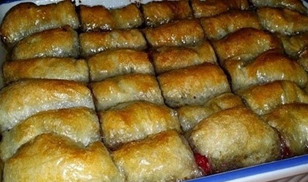 NAJBOLJA BAKLAVA SA VIŠNJAMA, ORASIMA I PLAZMA KEKSOM