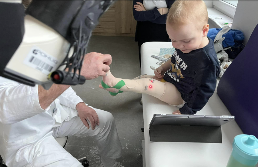 Nakon teških medicinskih nalaza i bolnih kirurških intervencija, dvogodišnji Tin iz Vinkovaca uspio je prohodati