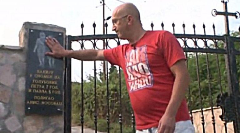 Anis Iz Konjica Je Podigao Spomen-Kapiju Ubijenoj Srpskoj Djeci (1992. God.), Braći Petru I Pavlu, U Konjicu. (FOTO, VIDEO)