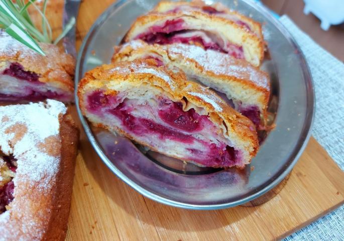 ZA OVAJ RECEPT SE SVI OTIMAJU…ZALIVENA PITA SA VIŠNJAMA