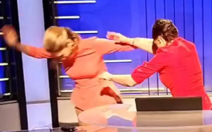 SKANDAL UžIVO NA TV-u! Tučnjava voditeljki u kvizu "Slagalica" - video stvara kaos na društvenim mrežama! Evo što se dogodilo (video)