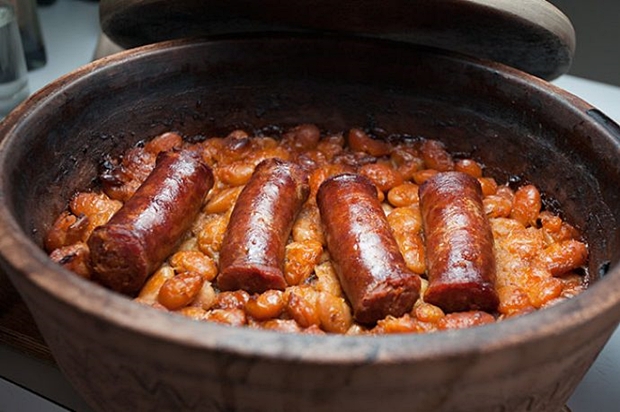 NAJBOLJI REEPT ZA GRAVČE NA TAVČE: Zapečeni pasulj sa kobasicom