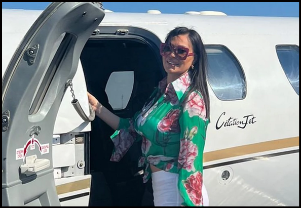 CECA LETI PRIVATNIM AVIONOM, A NOGE PODIGLA NA SJEDIŠTE Pokazala Kako Uživa U Luksuzu, A U Krilu Torba Od 4.000 EURA – Evo Gdje Se Uputila