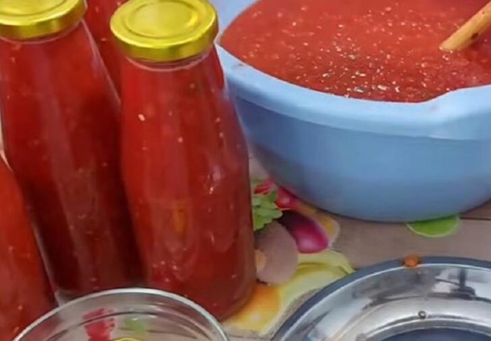 PARADAJZ U FLAŠAMA: Starinski recept koji će vam omogućiti da zimi pijete paradajz iz flaše