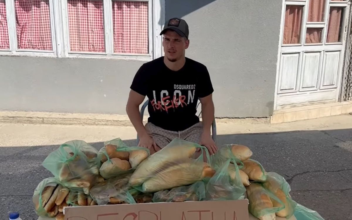 KAKAV POTEZ POPULARNOG JUTJUBERA: Pokupovao sve iz pekare, platio 15.000 dinara, pa besplatno podelio pecivo sugrađanima! (VIDEO)