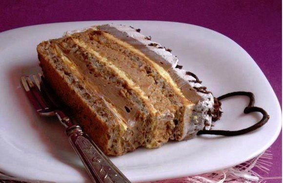 Torta je toliko kremasta da se kore jedva osjecaju, ispadne dosta velika, ali se brzo i pojede jer je ljepša od bilo koje čokolade.