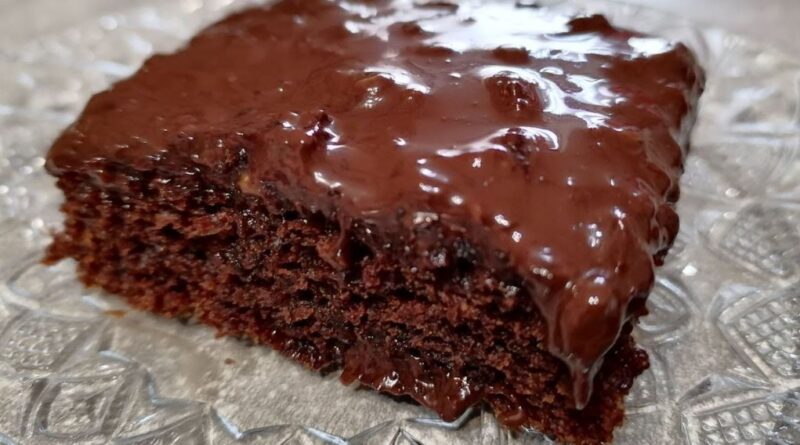 Jeftin kolač sa džemom koji će vas oduševiti – postan, brz, preukusan, a ne prljate gomilu sudova. Bolji ne postoji!