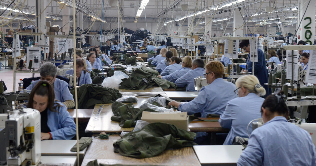 Radnice Tražile Da Im Nabavi Ventilatore, Direktor Im Poručio: Ako Vam Je Vruće, Skinite Se U Gaće!