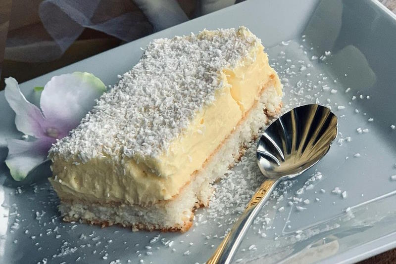 KOLAČ S KOKOSOM I KREMOM OD VANILIJE: Sočan, kremast i preukusan
