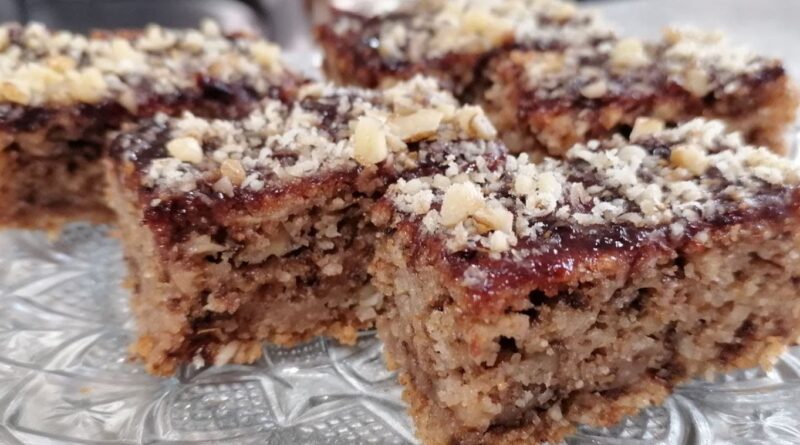 Brzi kolač sa jabukama NA ČAŠE: Preukusna poslastica, meka kao pena