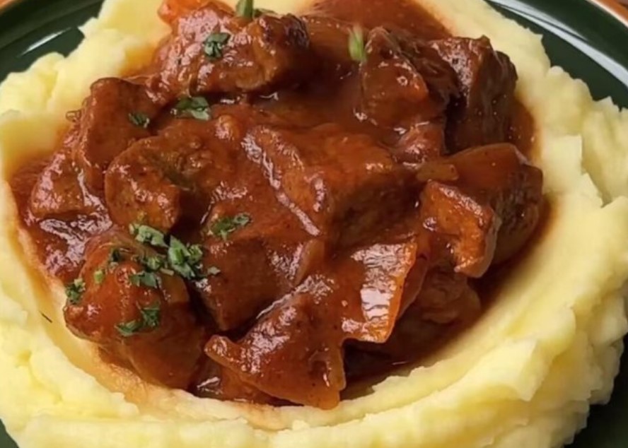 ZAHVALJUJUĆI OVOM TRIKU, MESO SE RASPADA POD NEPCIMA: Starinski recept za gulaš sa pireom koji se sprema za pola sata