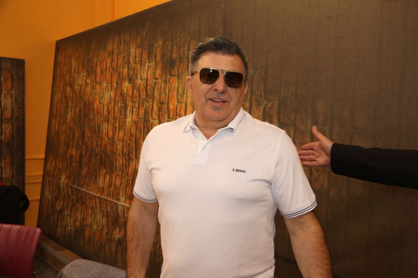 Šerif Napravio Haos Zbog Novčanice Zalepljene Na Čelo, A Nekad Je Bio Okićen Od Glave Do Pete Sa 30.000 Evra