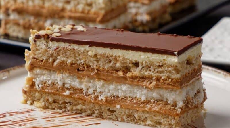 Kolač da se raspametiš – NIJE OSTALA NI MRVICA! Kremasta čokoladna poslastica nestaje munjevito brzo sa stola