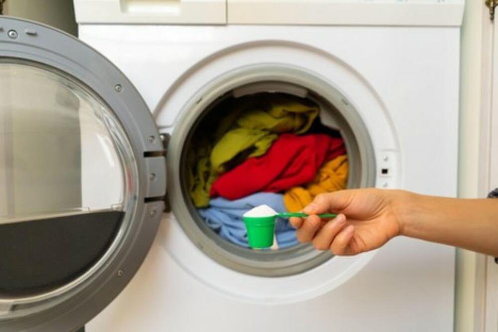 “ŠOKIRANA SAM KOLIKO LJUDI OVO NIJE ZNALO”: Žena UPOZORILA zašto se PRAŠAK ZA VEŠ ne sipa u PREGRADU MAŠINE! VIDEO