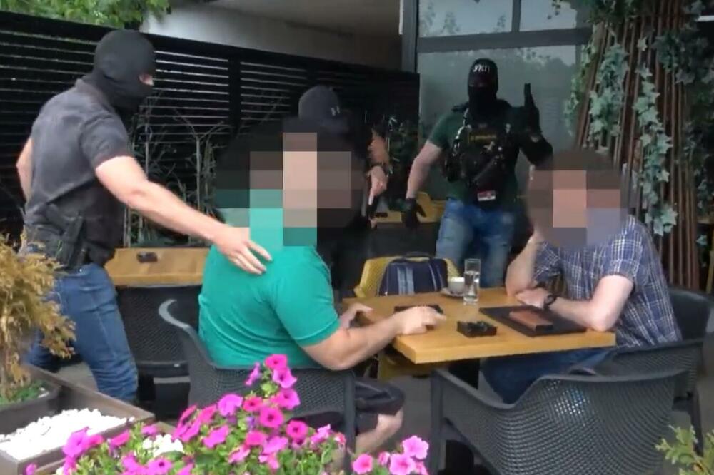 MIRNO PIO KAFU I NIJE NI SLUTIO ŠTA MU SE SPREMA Pogledajte upad maskiranih policajaca u kafić u Beogradu PRONAĐENA I KOVERTA