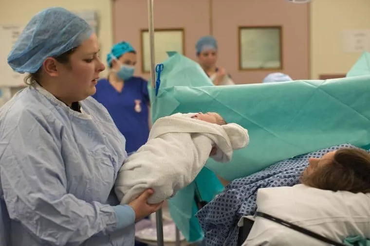 DOKTORKA TRAŽILA 250 EVRA ZA CARSKI REZ: MUŽ JE DOKTORKU OKAČIO NA ČIVILUK! BUKVALNO JE VISILA NA ČIVILUKU