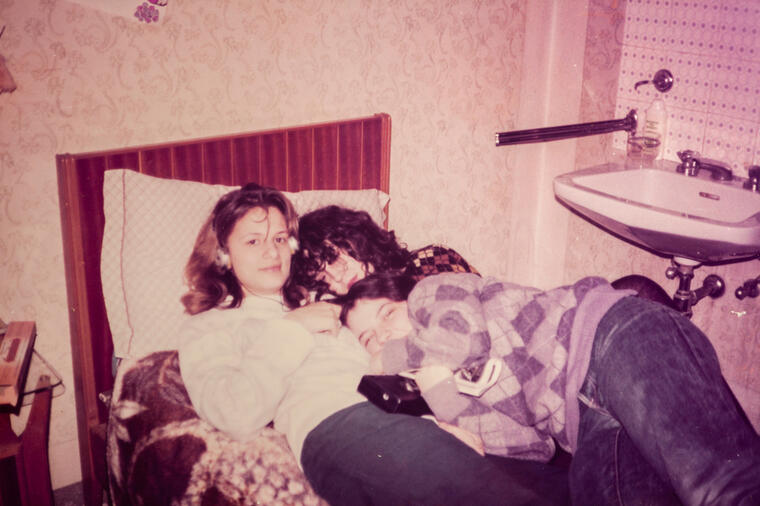 ČARAPE SU SE KRPILE, U TRST SU IŠLI PO FARMERKE, UMESTO BUTIKA, RADILA JE ŠIVAĆA MAŠINA: Kako je izgledala moda u Jugi?