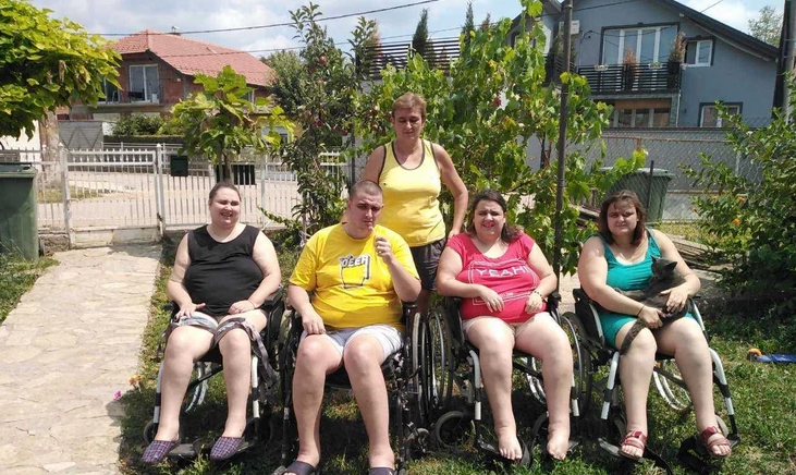 RODILA JE ČETVORO DECE, A SVA SU ZAVRŠILA U KOLICIMA Njihov otac je pobegao, a Dragana posle svega kaže: “Učim ih da je život LEP”