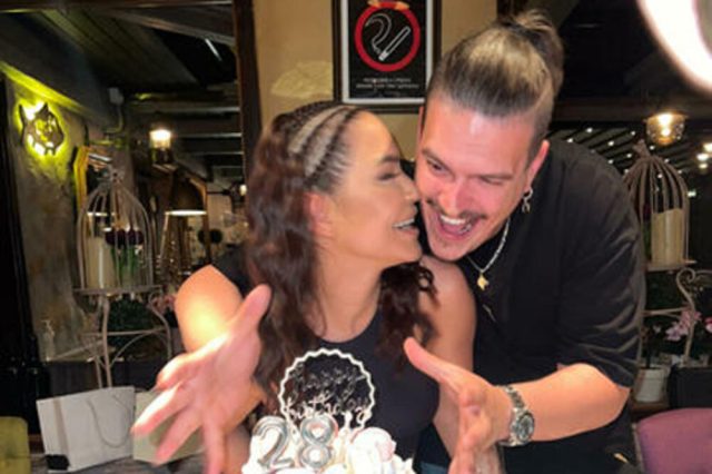 ISAK ŠABANOVIĆ IZNENADIO ALEKSANDRU ZA ROĐENDAN! Pevačica mislila da idu sami na večeru, a kada su stigli u restoran ŠOKIRALA SE!