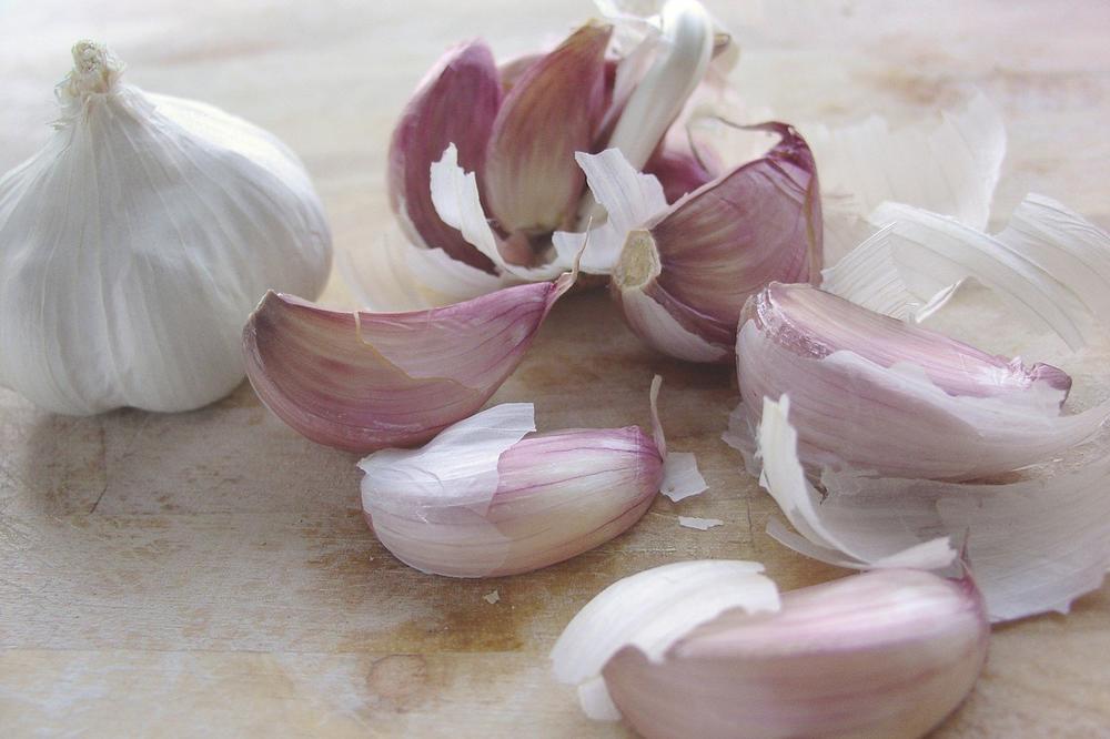 OD SADA VIŠE NIKADA NEĆETE BACATI LJUSKU OD BELOG LUKA: Nemate pojma šta SADRŽI u SEBI, za PROBAVU JE SPAS