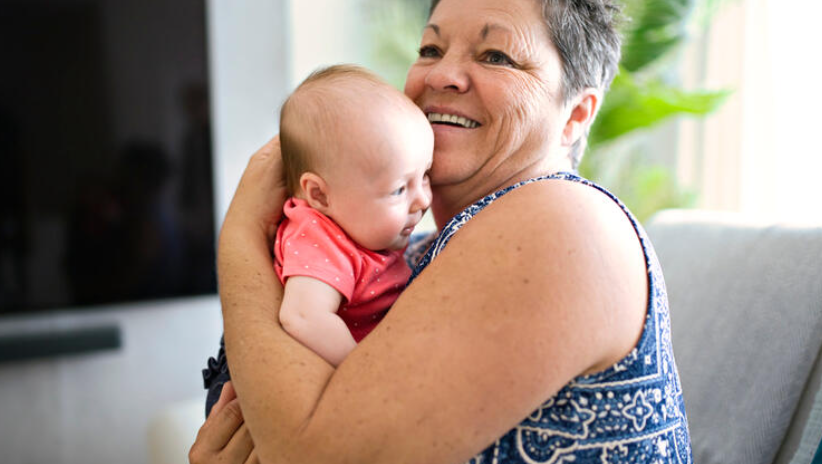 SEBIČNA ŽENO, BIĆEŠ MRTVA KAD TI DETE KRENE U SREDNJU ŠKOLU: Mama razapeta na internetu jer je rodila u 7. deceniji!