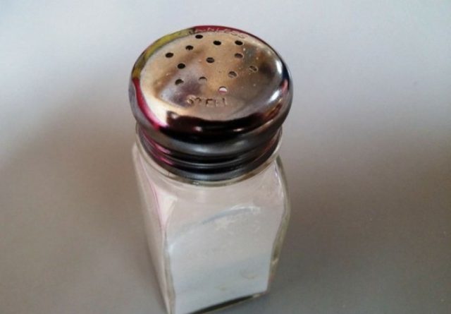 JEDNA STVAR KOJU SVI DODAJEMO U HRANU NAM SKRAĆUJE ŽIVOT: Stručnjaci poslali upozorenje – rizik od smrti 28% veći!