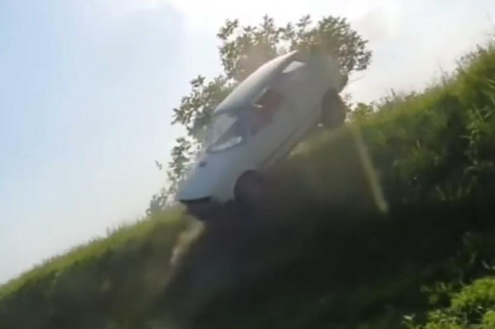 SNIMAK KOJI PRKOSI ZAKONIMA FIZIKE ZBUNIO VOZAČE! Jel moguće da ovo jugić može! Survao se u livadu pa rikvercom iskočio iz jarka