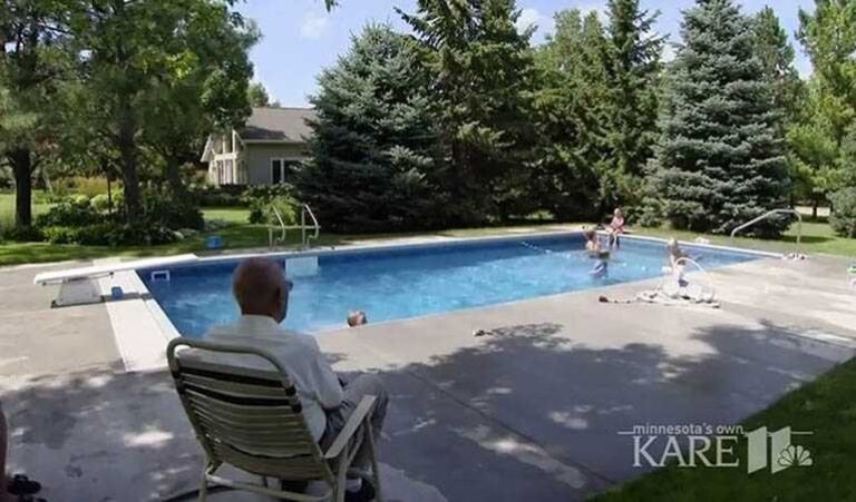 SJAJNO: Deda (94) u dvorištu napravio bazen za djecu iz komšiluka jer je bio usamljen (VIDEO)