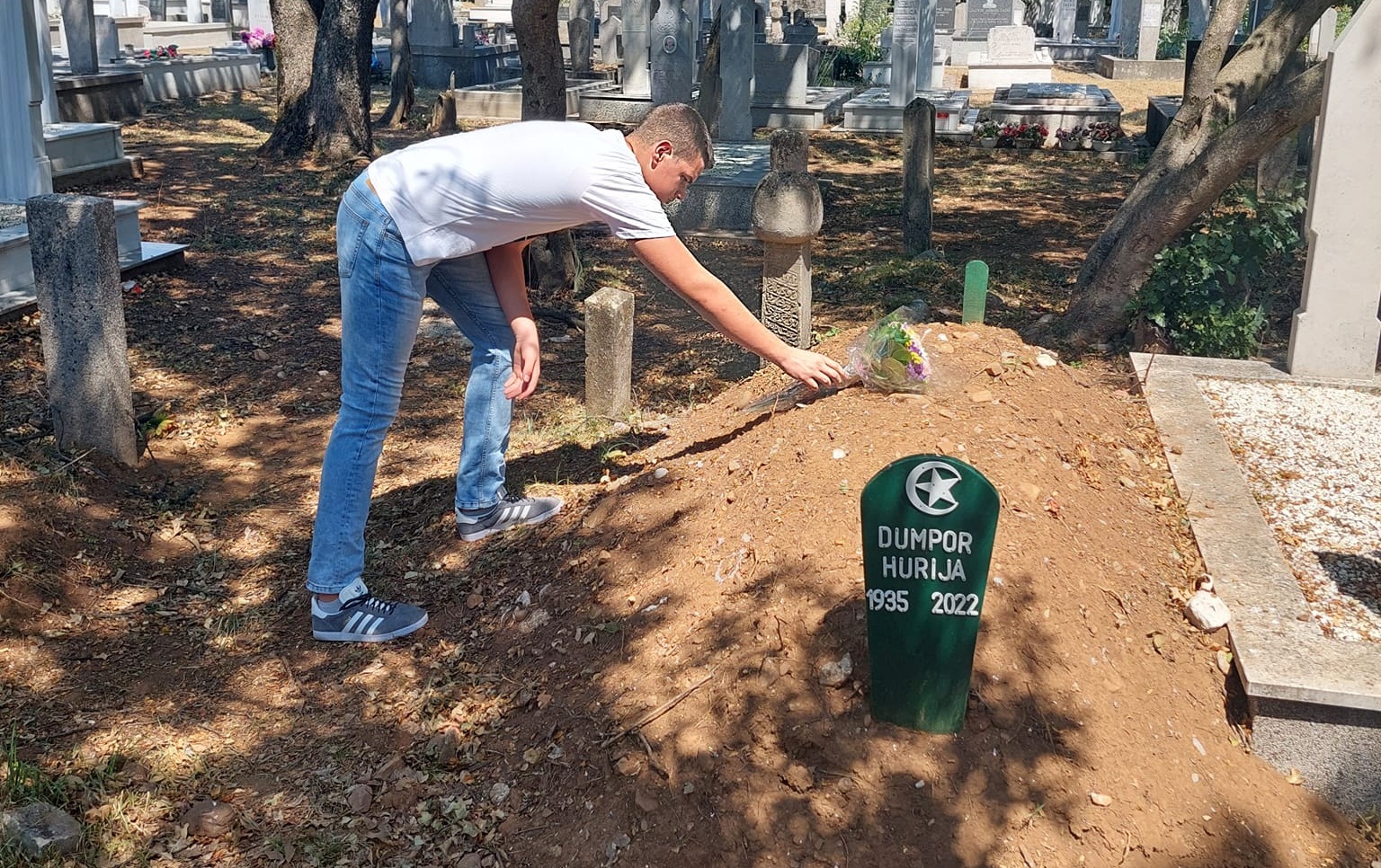 Sandro, iz Mostara, koji je oskrnavio grob nedavno preminule Bošnjakinje, izvinio se i položio cvijeće, zajedno s ocem! (FOTO)