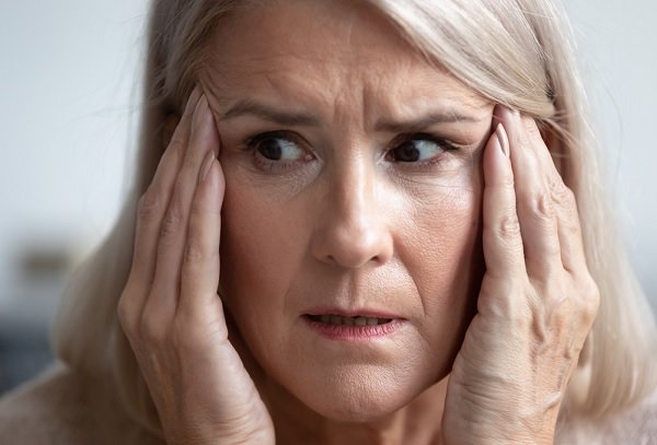 20 Godina Nije Otvarala Majčinu Kutiju Sa Stvarima, A Onda Je Tokom Čišćenja Kuće Doživela ŠOK Života